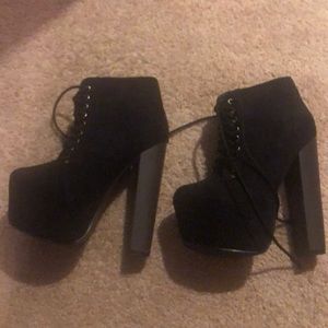 NWOT Platform lace up boots size 6.